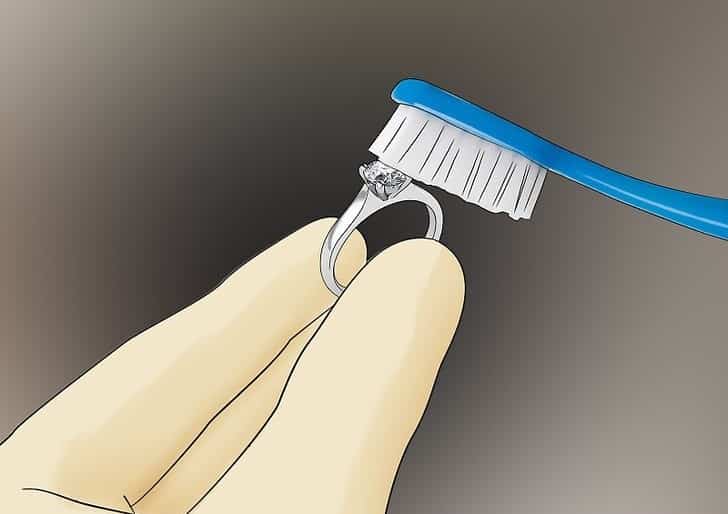 نحوه تمیز کردن انگشتر پلاتینی با نگین الماسی مسواک