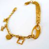 دستبند دخترانه زنجیری استیل آویزدار با روکش آب طلای 18 عیار pr-b149 از نمای کنار