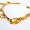 دستبند دخترانه زنجیری استیل آویزدار با روکش آب طلای 18 عیار pr-b149 از نمای پایین
