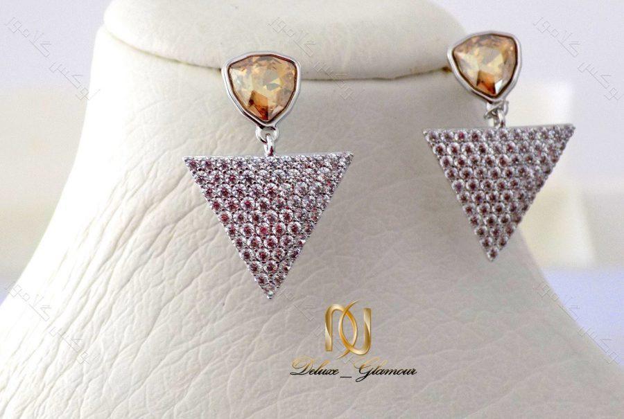 گوشواره دخترانه نگین دار شامپاینی مثلثی با کریستالهای سواروفسکی Er-n116 عکس اصلی روی مانکن