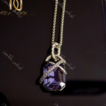 گردنبند ظریف دخترانه ژوپینگ با کریستال سه بعدی بنفش سواروسکی Nw-n118 عکس با زمینه مشکی