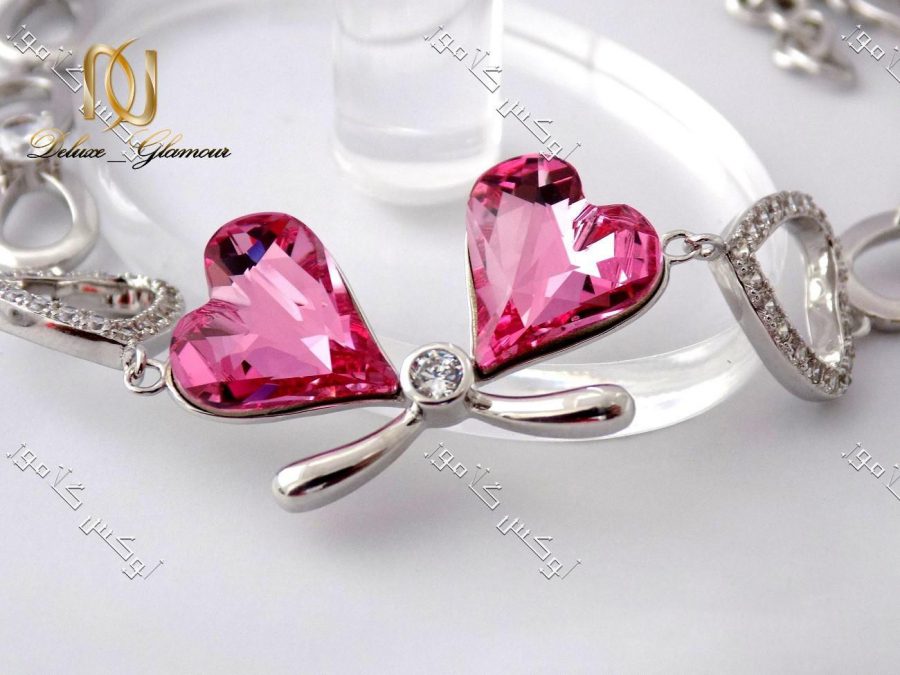 دستبند دخترانه طرح قلب ژوپینگ با کریستال صورتی سواروسکی Ds-n141 عکس دستبند روی استند