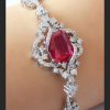 دستبند زنانه جواهری کلاسیک کلیو با نگین قرمز سواروفسکی Ds-n172 از نمای نزدیک