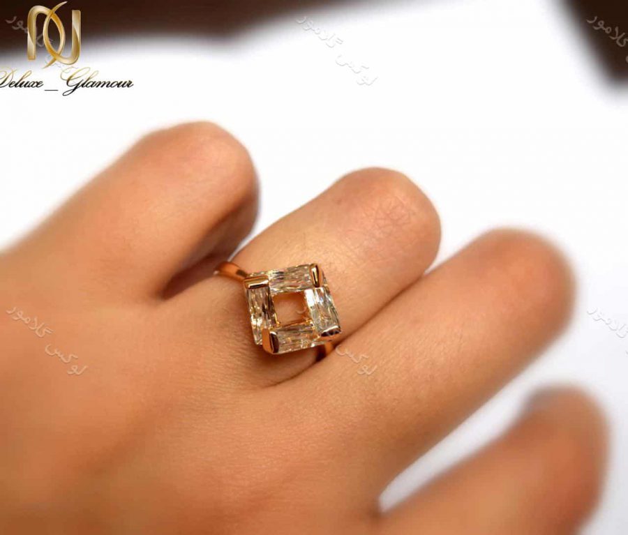 انگشتر دخترانه ظریف و طلایی ژوپینگ با کریستال زیرکن rg-n140 روی دست از بالا
