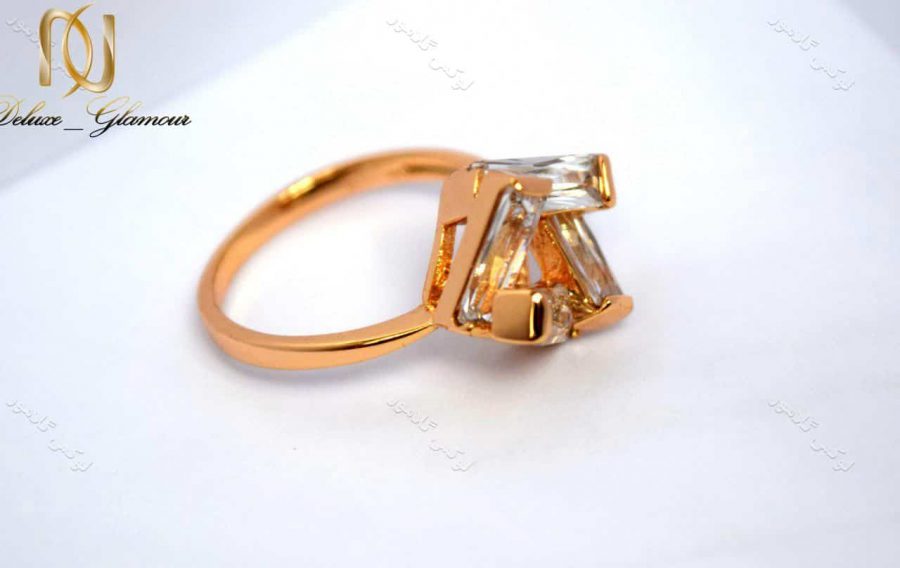 انگشتر دخترانه ظریف و طلایی ژوپینگ با کریستال زیرکن rg-n140 روی زمین از بالا
