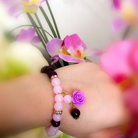 دستبند دخترانه صورتي و بنفش جنس سنتتيك،تركيب با گل فومي ah-d106 از نمای کنار