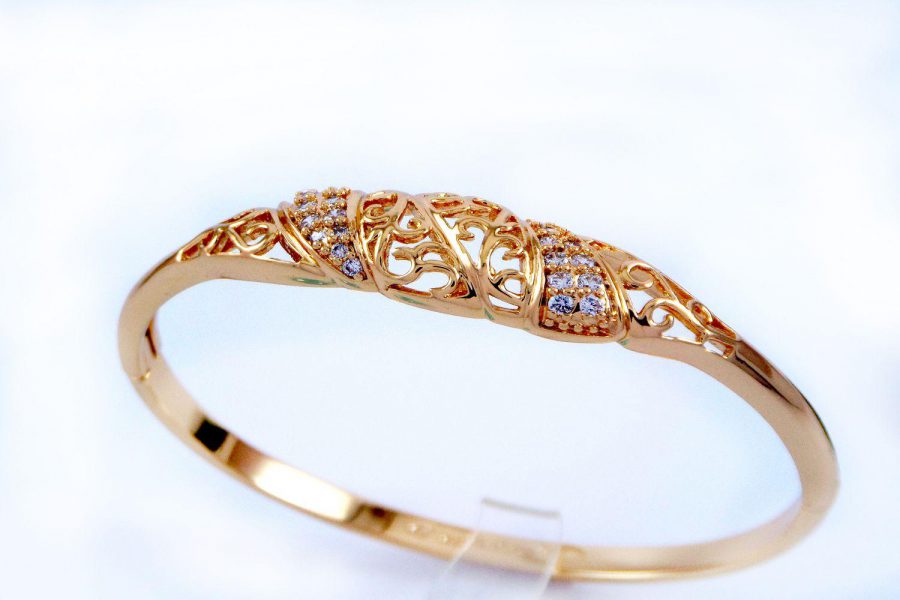 دستبند دخترانه ژوپینگ با نگین های کریستالی سفید زیرکن و روکش آب طلای 18 عیار ds-n157 از نمای دور