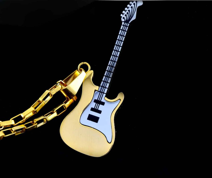 گردنبند گیتار استیل دو رنگ طلایی و نقره ای با زنجیر آجری طلایی pr-g115 از نمای نزدیک