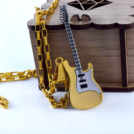 گردنبند گیتار استیل دو رنگ طلایی و نقره ای با زنجیر آجری طلایی pr-g115 از نمای روبرو
