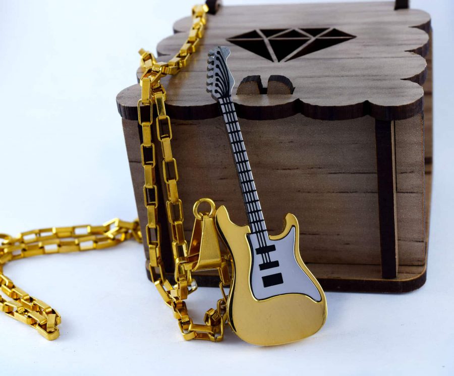گردنبند گیتار استیل دو رنگ طلایی و نقره ای با زنجیر آجری طلایی pr-g115 از نمای پایین