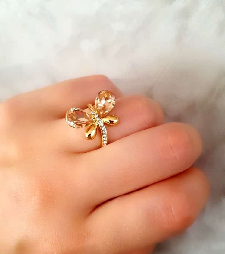 انگشتر دخترانه طلایی طرح پروانه کلیو با کریستال های سواروسکی rg-n026 (2) روی انگشت