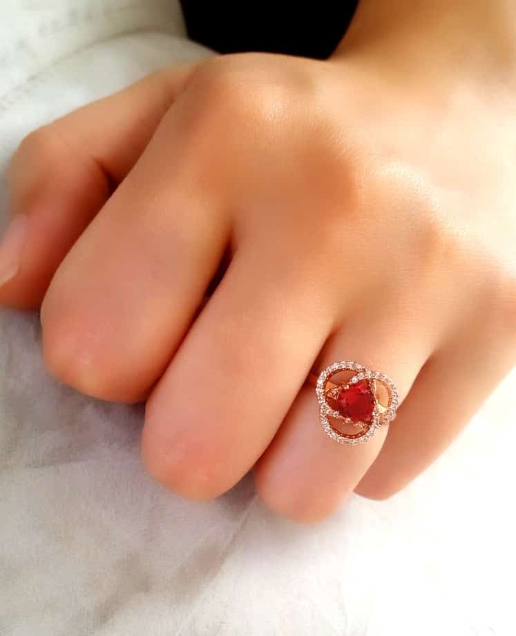 انگشتر رزگلد دخترانه کلیو با کریستال قرمز سواروسکی rg-n027 روی دست