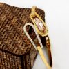 دستبند دخترانه طرح طلای کلیو با نگین های سواروسکی اصل و قفل جعبه ای ds-n176 از نمای بالا
