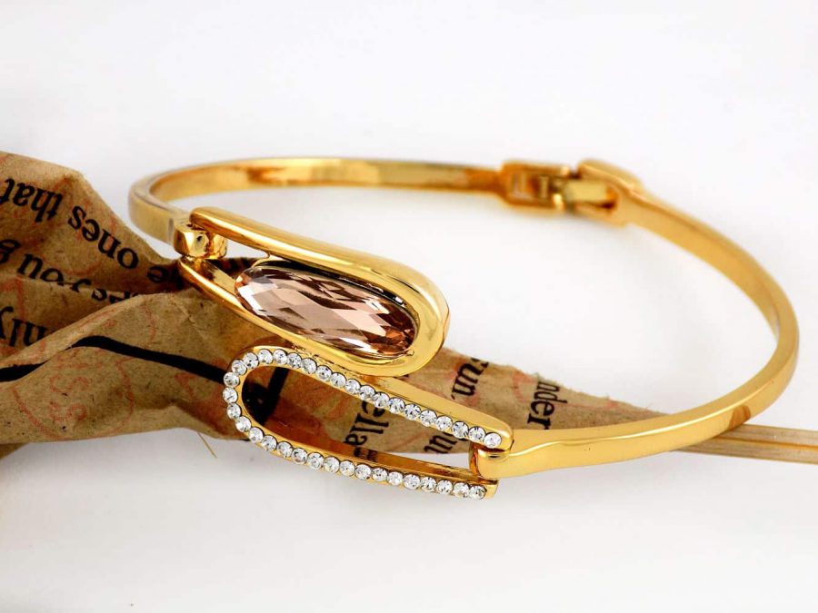 دستبند دخترانه طرح طلای کلیو با نگین های سواروسکی اصل و قفل جعبه ای ds-n176 از نمای نزدیک