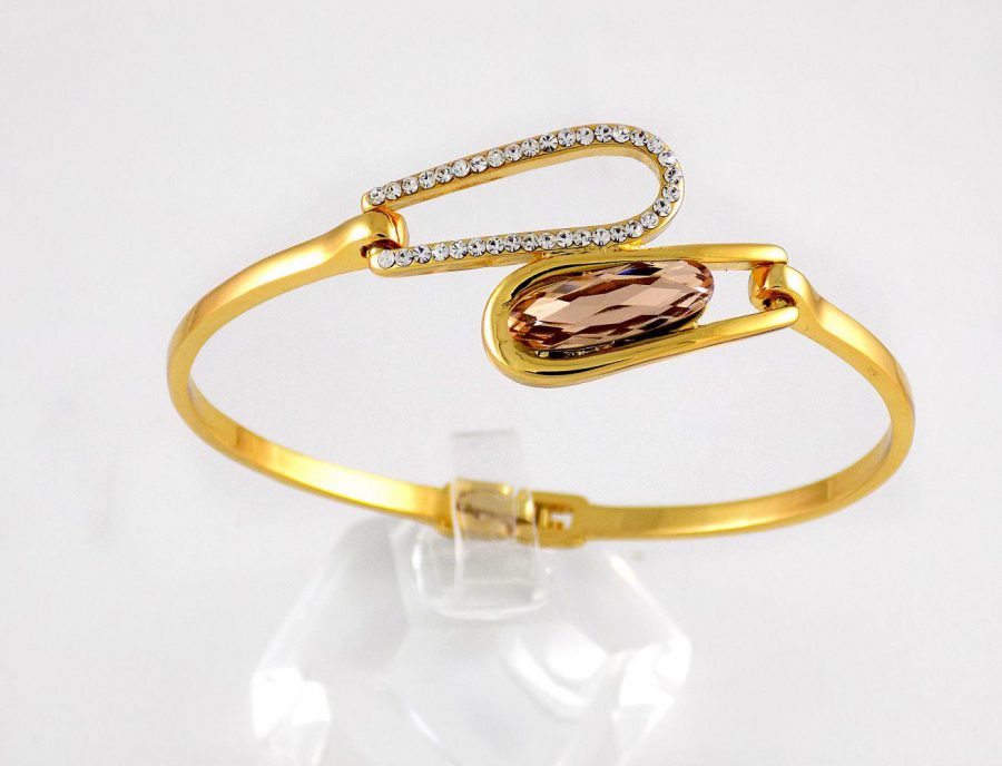 دستبند دخترانه طرح طلای کلیو با نگین های سواروسکی اصل و قفل جعبه ای ds-n176 از نمای روبرو