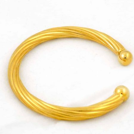 دستبند زنانه نیم باز استیل با قطر 57 میلی متری و روکش آب طلای 18 عیار ds-n175 از نمای کنار