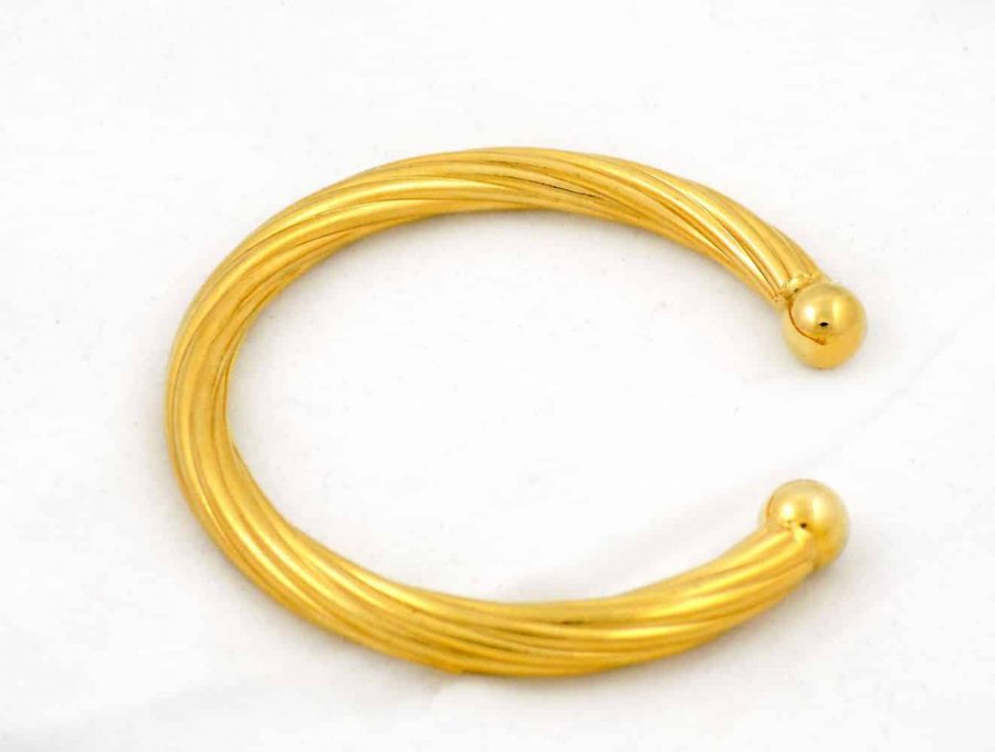 دستبند زنانه نیم باز استیل با قطر 57 میلی متری و روکش آب طلای 18 عیار ds-n175 از نمای کنار