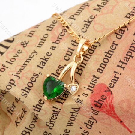 گردنبند دخترانه ژوپینگ با روکش آب طلای 18 عیار و نگین سبز از جنس زیرکونیا nw-n141 از نمای کنار