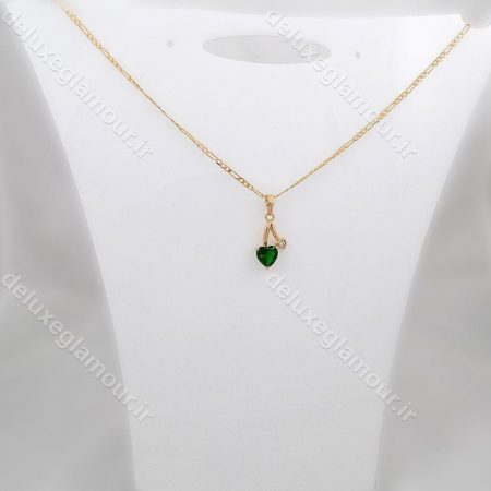 گردنبند دخترانه ژوپینگ با روکش آب طلای 18 عیار و نگین سبز از جنس زیرکونیا nw-n141 از نمای روی استند