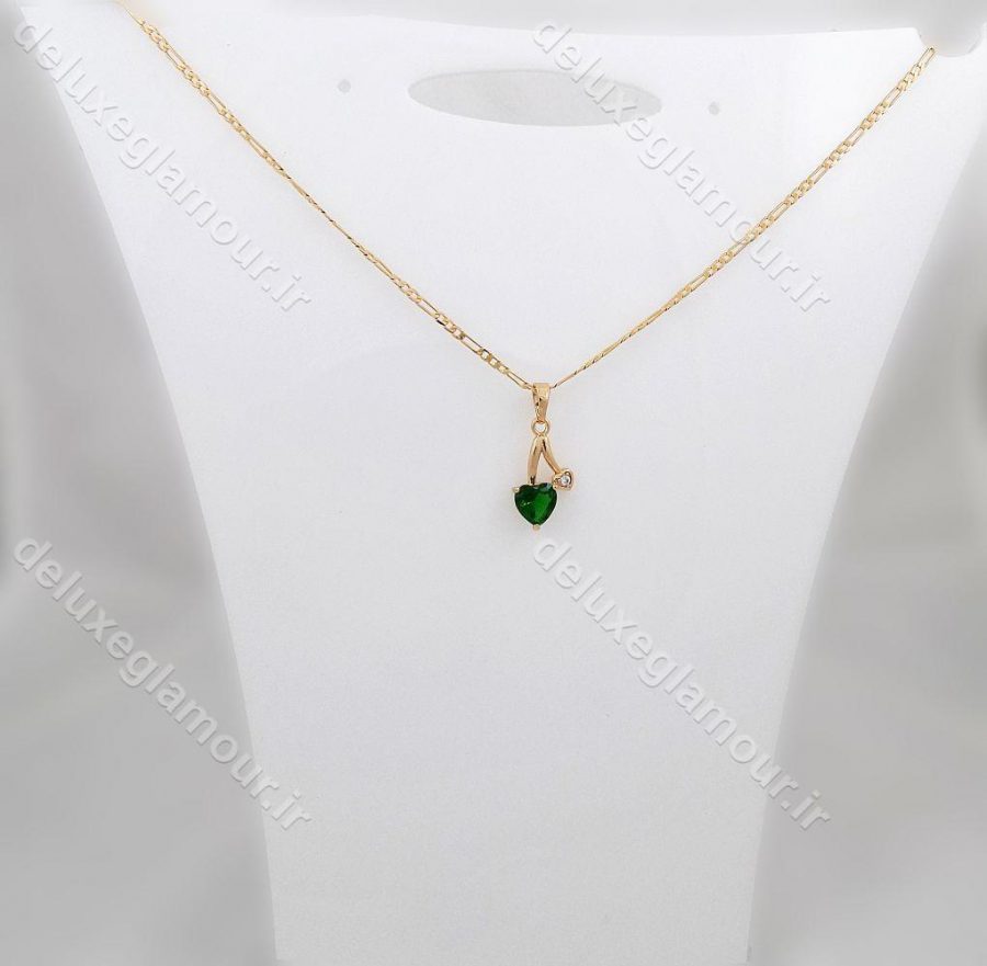 گردنبند دخترانه ژوپینگ با روکش آب طلای 18 عیار و نگین سبز از جنس زیرکونیا nw-n141 از نمای روی استند