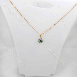 گردنبند دخترانه ژوپینگ با نگین کریستالی سبز و سفید از جنس زیرکونیا nw-n140 از نمای روی استند