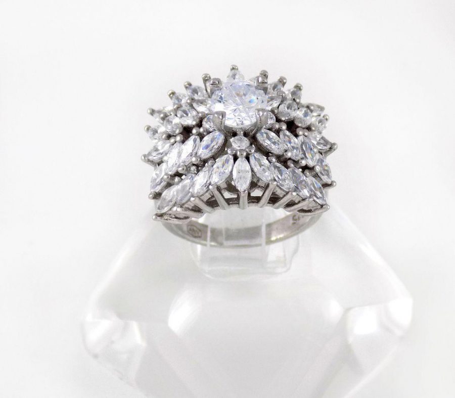 انگشتر نقره زنانه 8.55 گرمی طرح جواهر با نگین های کریستالی سفید زیرکونیا DL-A104 از نمای بالا