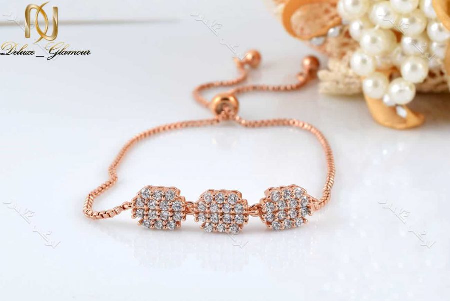 دستبند دخترانه بند کراواتی کلیو با کریستالهای سواروفسکی - عکس از پلاک دستبند