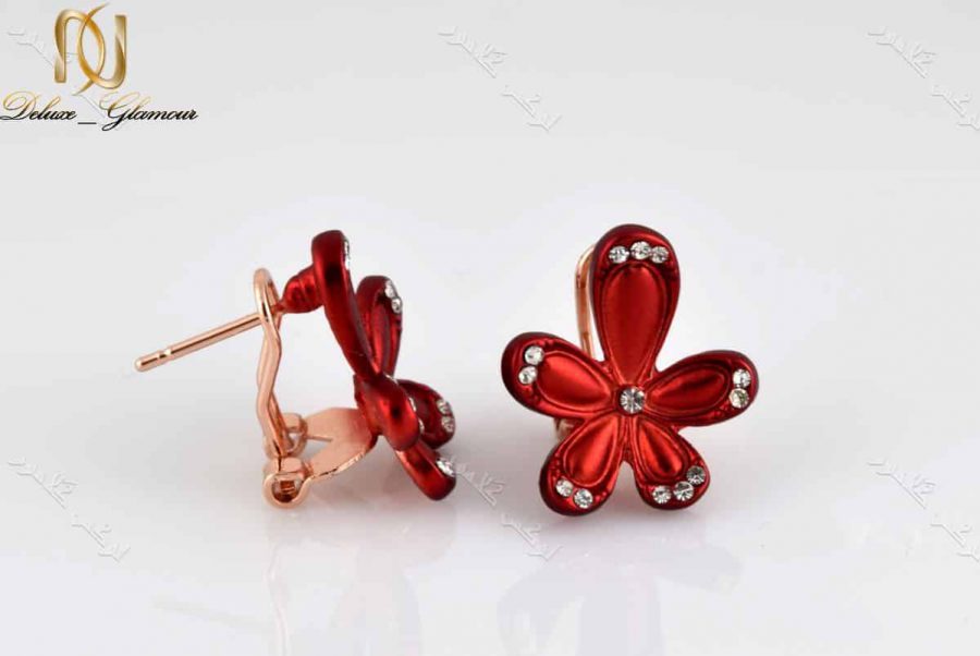 گوشواره دخترانه اسپرت قرمز کلیو طرح گل با نگین های سواروفسکی - عکس از بغل