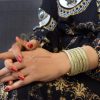 النگو نقره زنانه تراش با طرح نگین و روکش آب طلا AL-N102 از نماي روي دست