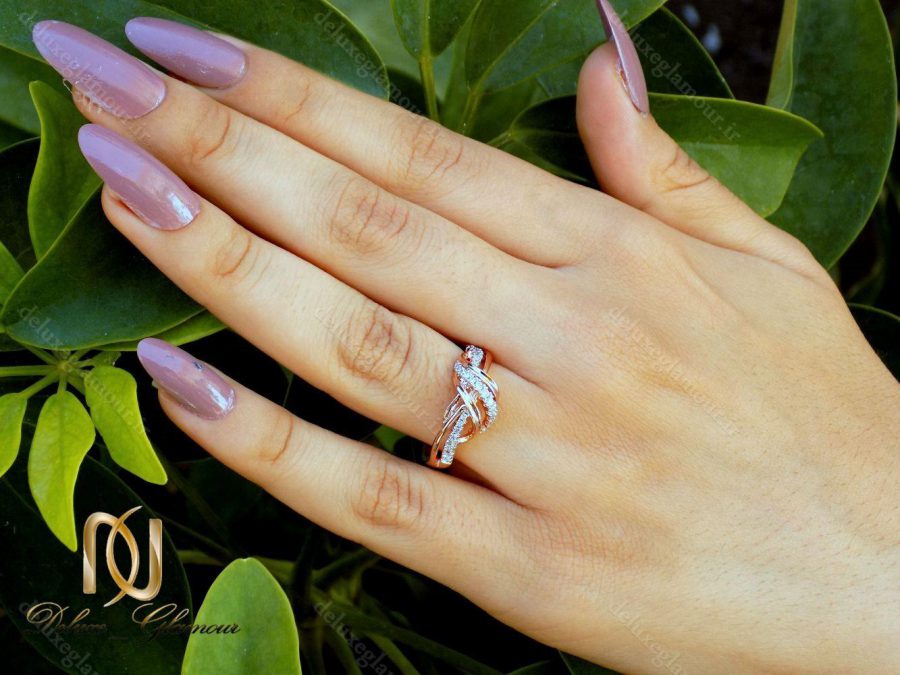 انگشتر دخترانه جواهری رزگلد کلیو با نگین های سواروسکی اصل rg-n229 از نمای روی دست