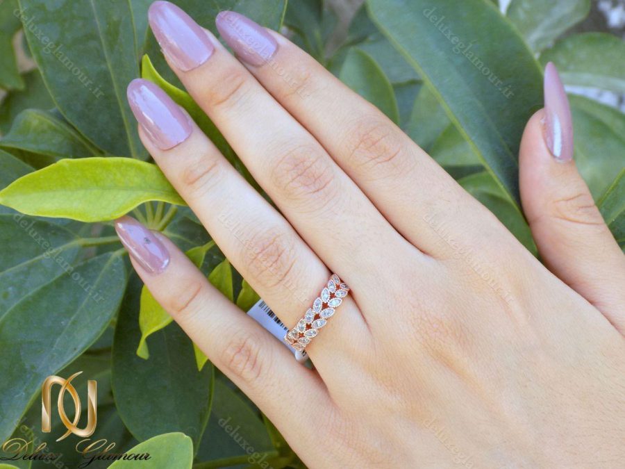 انگشتر دخترانه جواهری طرح خوشه کلیو با نگین سواروسکی rg-n230 از نمای روی دست