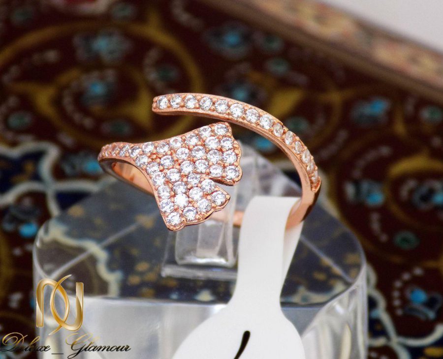 انگشتر دخترانه جواهری طرح صدفی با نگین های سواروسکی rg-n234 از نمای نزدیک