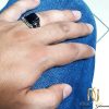 انگشتر مردانه نقره طرح لنگر با نگین عقیق مشکی rg-n244 از نمای روی دست