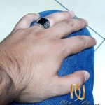 انگشتر نقره مردانه با نگین عقیق مشکی rg-n245 از نمای روی دست