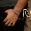 دستبند مردانه طرح کارتیه استیل با پلاک ساده آینه ای Ds-n249 -روی دست