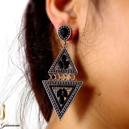 گوشواره زنانه مشکی طرح سنتی با نگین زیرکونیا و لاکی er-n151 از نمای روی گوش