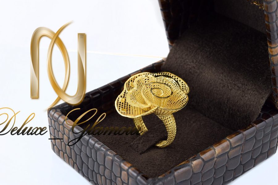 انگشتر نقره زنانه طلایی طرح گل rg-n311 از نمای نزدیک