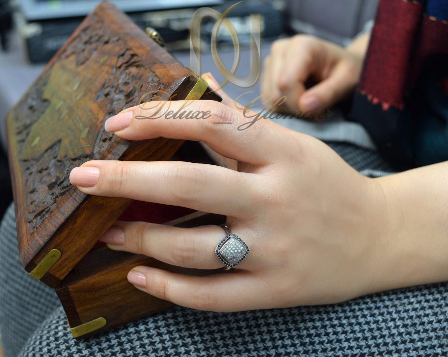 انگشتر زنانه نقره تایلندی نگین دار rg-n255 از نمای روی دست