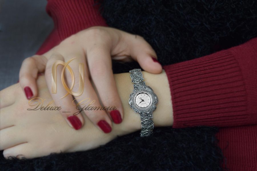 ساعت نقره زنانه طرح سیاه قلم wh-n122 از نمای روی دست