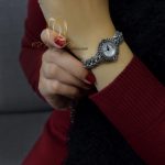 ساعت نقره زنانه نگین دار طرح برگ wh-n123 از نمای روی دست