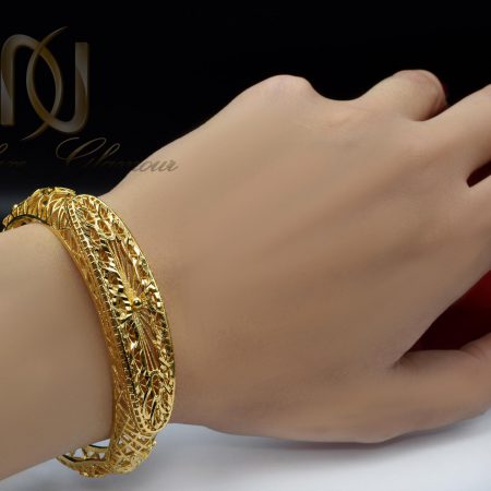 دستبند زنانه برنجی طرح طلا ds-n370 از نمای روی دست