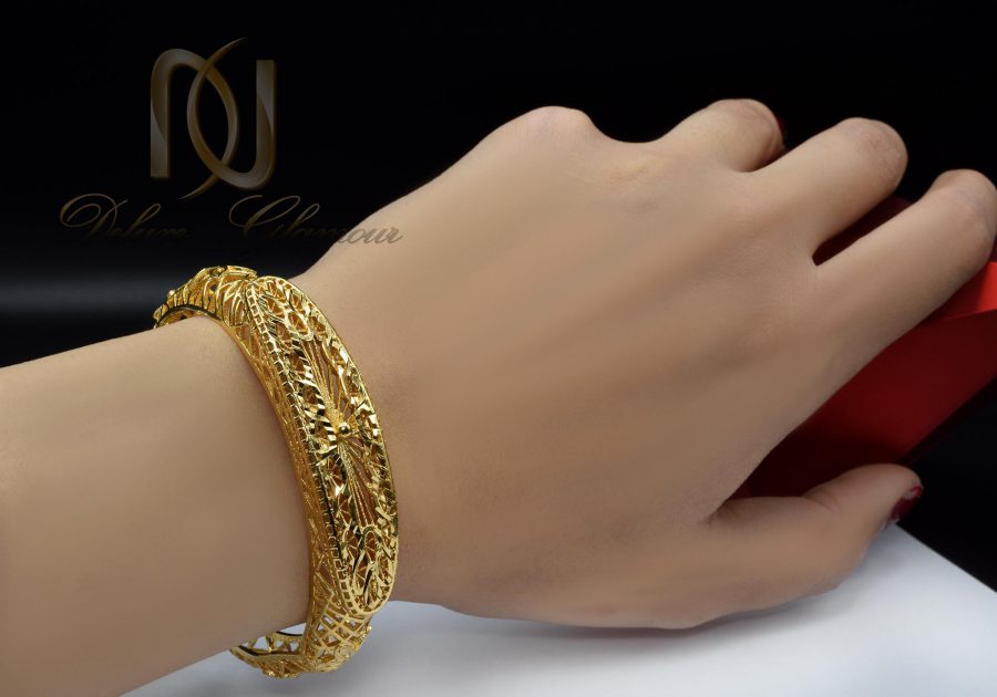 دستبند زنانه برنجی طرح طلا ds-n370 از نمای روی دست