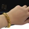 دستبند زنانه برنجی طرح لوزی طلایی ds-n372 از نمای روی دست