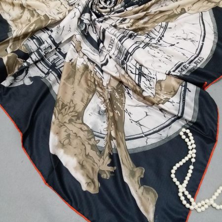 روسری ابریشم توییل کجراه دور دوختsr-n256 از نمای نزدیک