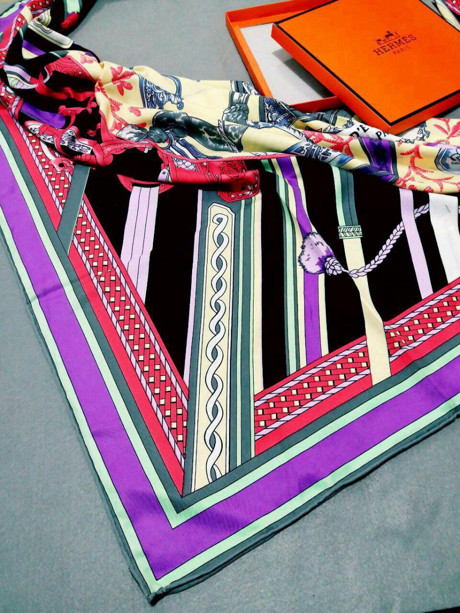 روسری ابریشم توییل کجراه هرمسsr-n239 از نمای نزدیک