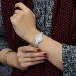 ساعت نقره زنانه جواهری صفحه گرد wh-n125 از نمای روی دست