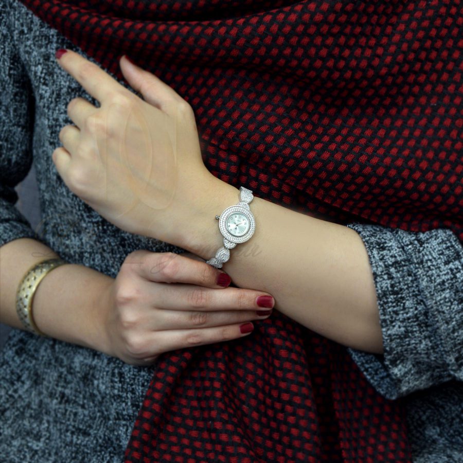 ساعت نقره زنانه جواهری طرح اشک wh-n127 از نمای روی دست