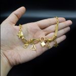 دستبند زنانه استیل آویزدار طرح طلا ds-n395 از نمای روی دست
