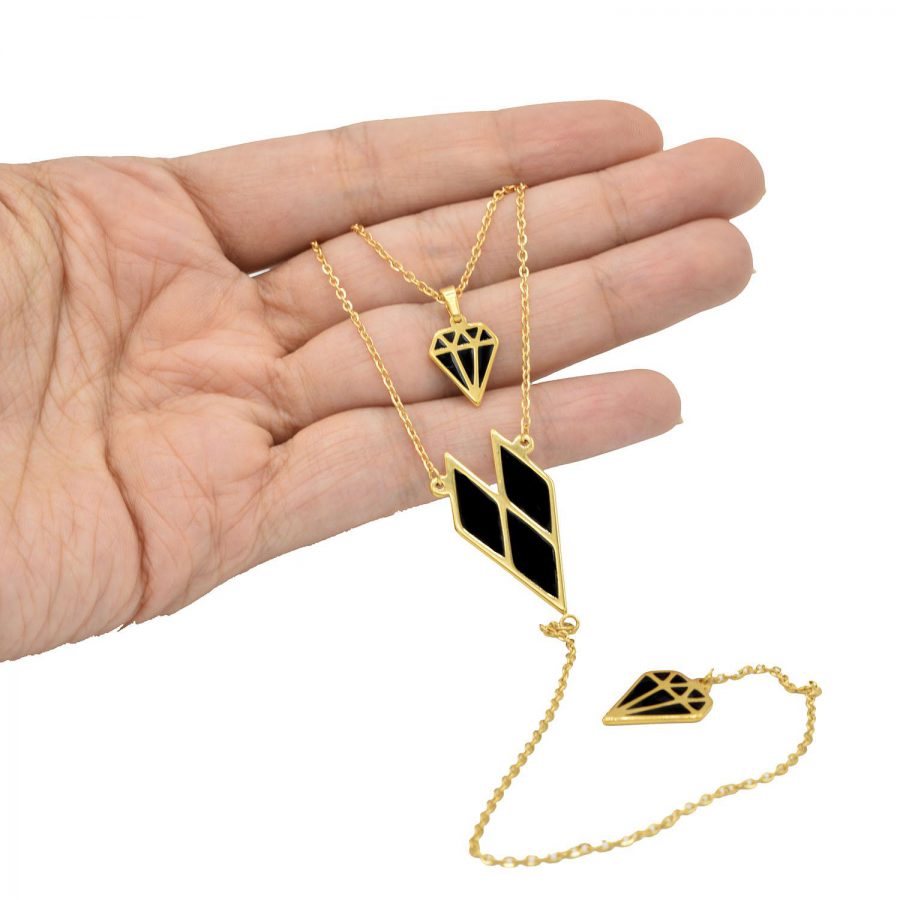 گردنبند رومانتویی بلند طرح الماس طلایی NW-N478 از نمای روی دست