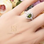 انگشتر نقره زنانه جواهری نگین سبز rg-n363 از نمای روی دست